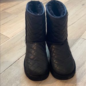 Black leather Ugg’s size 5 woman’s